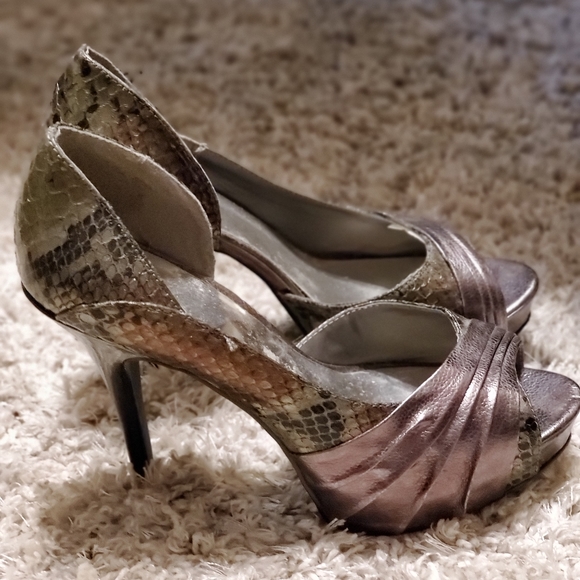 Heels - Picture 2 of 4